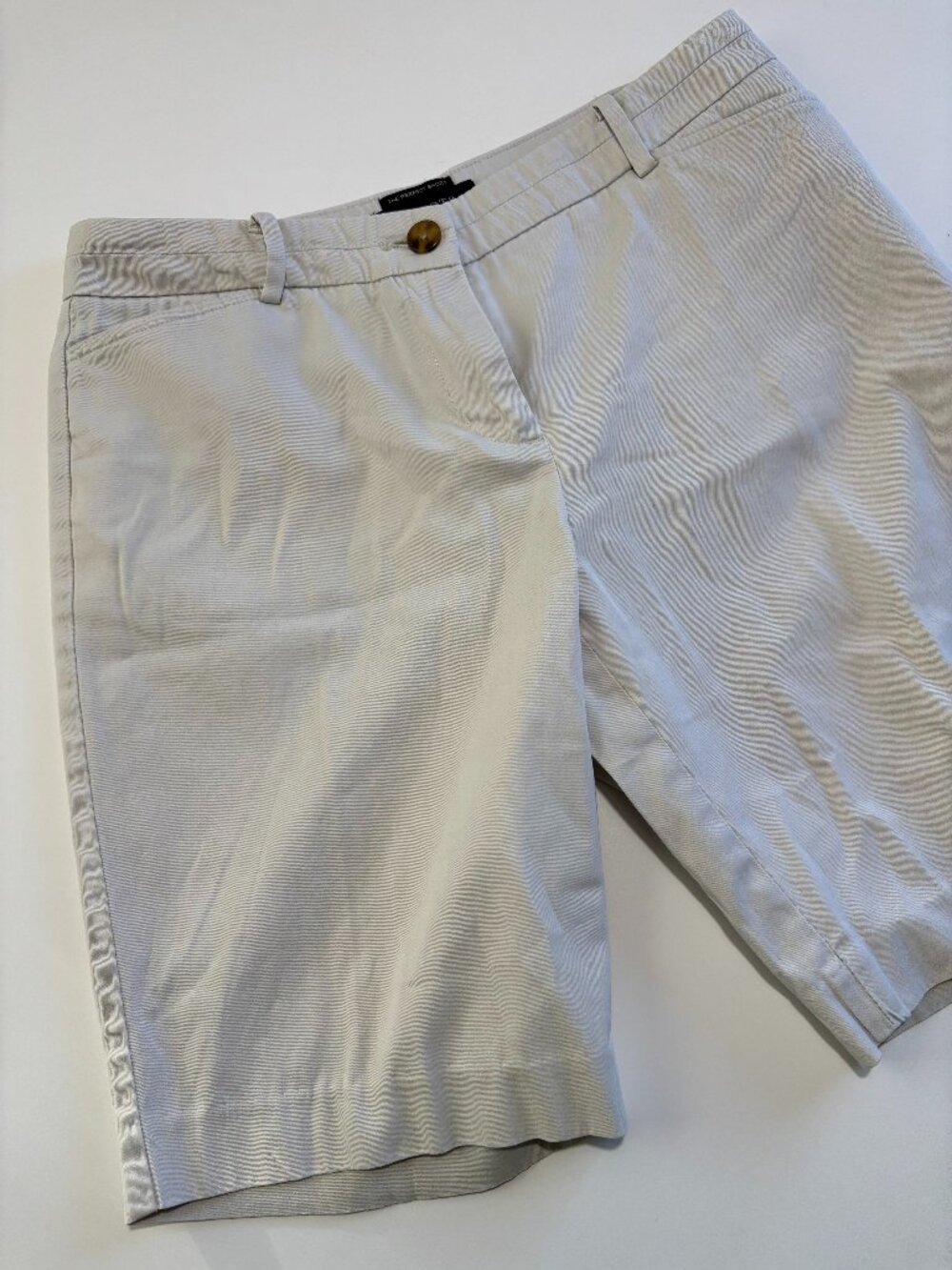 TALBOTS OFF WHITE / CREAM TAILORED BERMUDA CRISP COTTON SHORTS